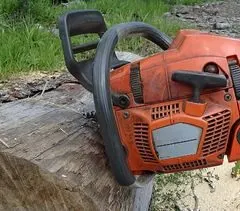 Husqvarna chainsaw cutting log